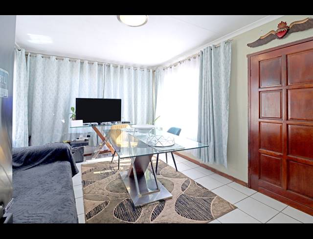 4 BEDROOM HOUSE FOR SALE IN COSMO CITY